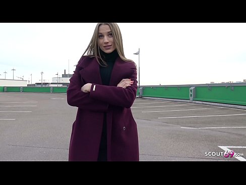 ❤️ ドイツ人スカウトマンは、夢のようにスティール、駐車場のテルテル、お金のためのセクシーに触れることです。 上質ポルノ ❌️